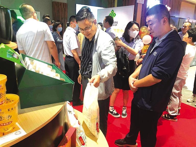 “甘味”農(nóng)產(chǎn)品展銷(xiāo)中心亮相