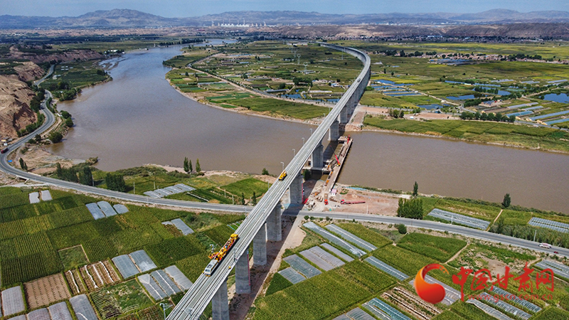 【隴拍客】直擊現(xiàn)場(chǎng)！看中蘭鐵路首條接觸網(wǎng)導(dǎo)線如何架設(shè)