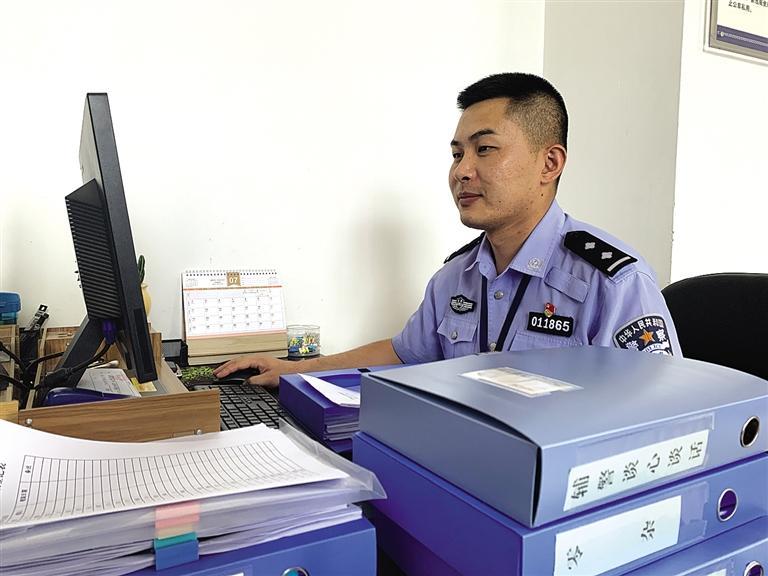 “身為黨員，就應(yīng)該第一個(gè)往前沖”