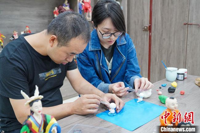 <a target='_blank'  data-cke-saved- >中新社</a>記者(右)現(xiàn)場(chǎng)體驗(yàn)面塑制作過程。　陳爭強(qiáng) 攝