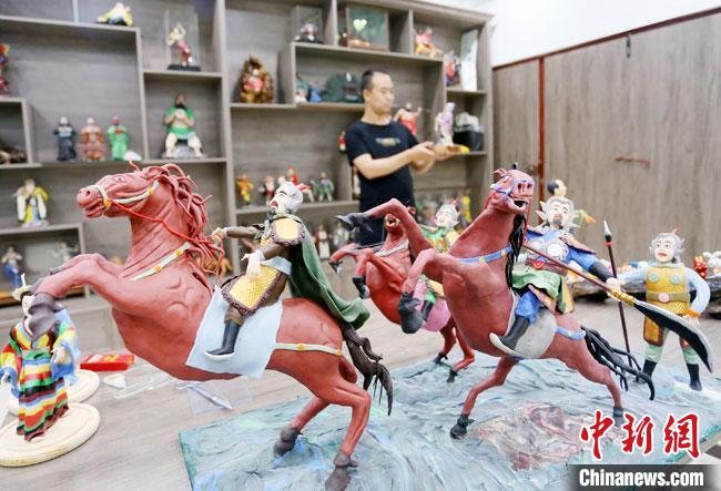 安秋平是成州面塑第五代傳承人，也是當(dāng)?shù)匚ㄒ粓?jiān)守面塑制作的人?！「哒?攝