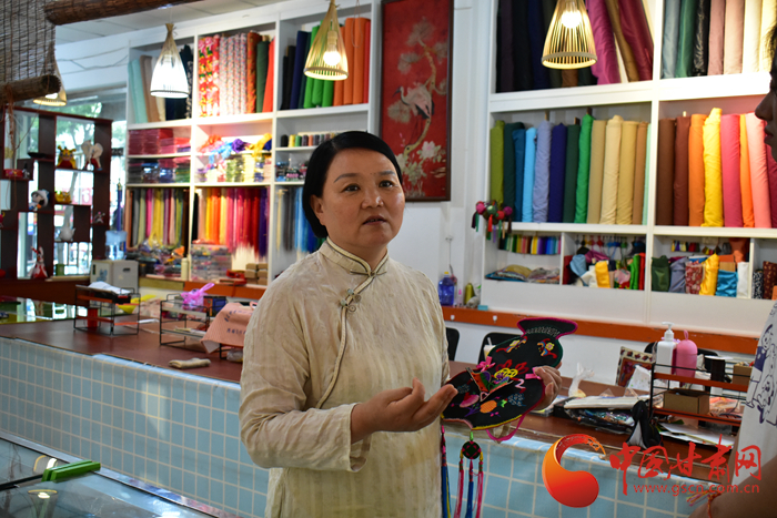 【蘭大新聞學子重走西北角】香包傳承人劉蘭芳：飛針走線，傳承匠心 