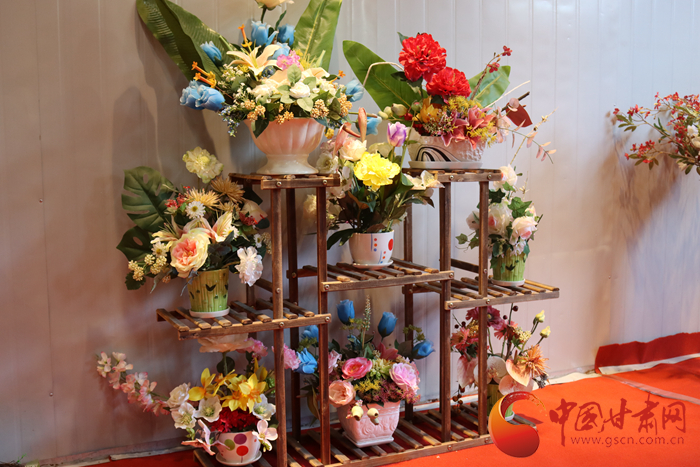 【蘭大新聞學子重走西北角】扶貧紅花映彩霞——記巧手巾幗脫貧領(lǐng)路人岳彩霞