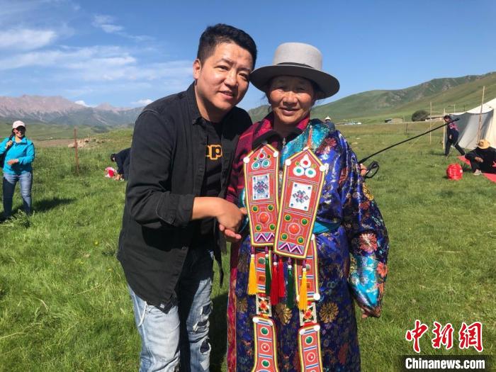 圖為拍攝紀錄片《西茂的婚禮》期間，張輝剛(左)與裕固族老人合影留念。(資料圖) 張輝剛供圖