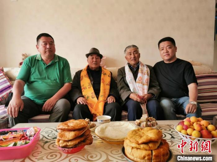 圖為張輝剛(右一)拜訪甘肅肅南縣裕固族德高望重的老人。(資料圖) 張輝剛供圖