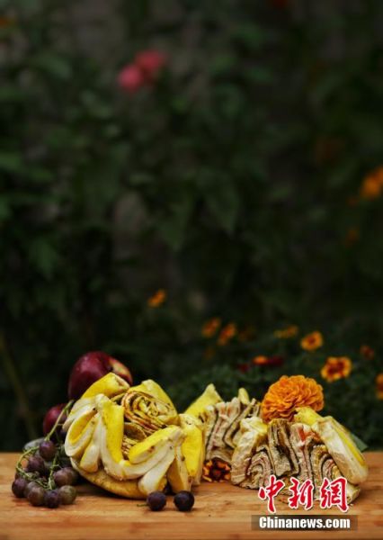 圖為做好的月餅，狀似玫瑰，切開后層層疊疊，色彩斑斕。張文 攝