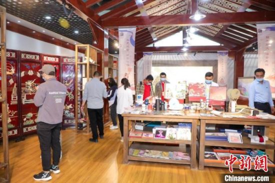 圖為甘肅“一會一節(jié)”期間，位于敦煌的天水市展館中，民眾觀賞文創(chuàng)產品。　甘肅省文化和旅游廳供圖