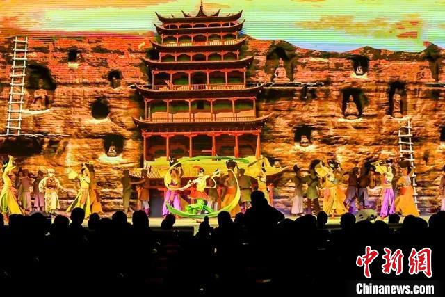 開幕式文藝展示“相約敦煌”，通過數(shù)字技術(shù)將莫高窟“搬到”演出現(xiàn)場(chǎng)?！「拭C省文化和旅游廳供圖