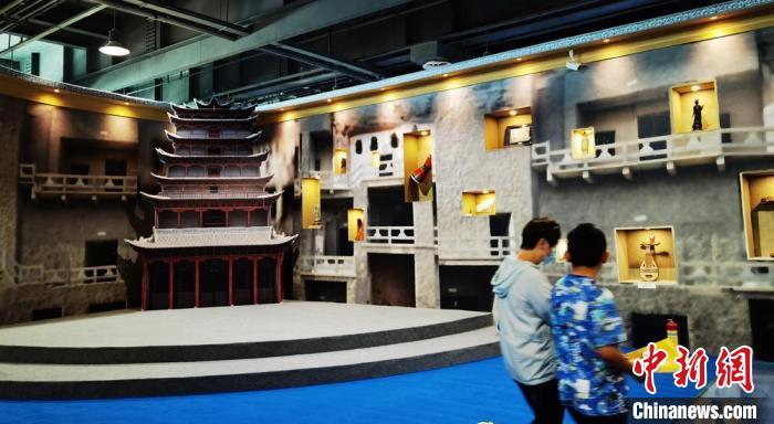 該展覽還借助科技手段，復(fù)原“藏經(jīng)洞”場景，將莫高窟“搬進”展廳。　丁思 攝