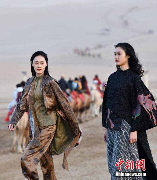 圖為敦煌服裝秀展示。 殷春永 攝