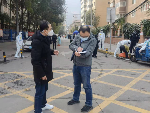 蘭州市紀委監(jiān)委干部下沉一線詳細詢問疫情防控情況。.jpg