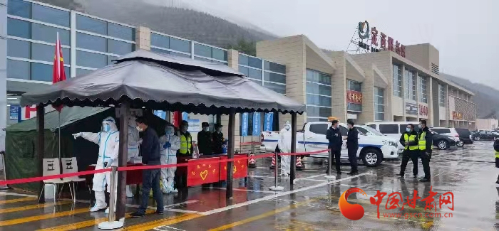 【甘快看】甘肅高速設(shè)置流動核酸檢測點(diǎn)為貨車司機(jī)免費(fèi)提供核酸檢測