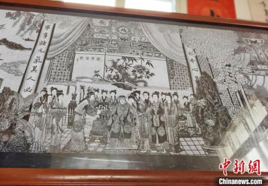 圖為陶世清的影雕作品?！钅?攝