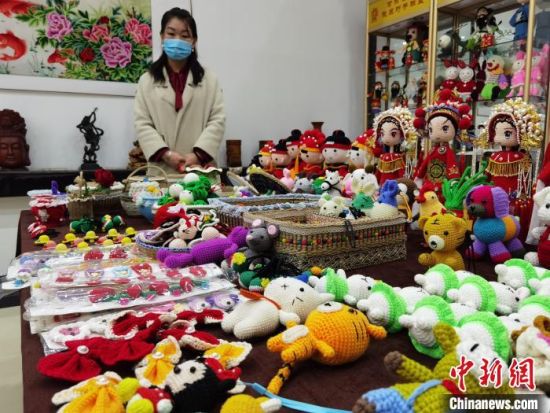 圖為隴原巧手展示手工藝品。(資料圖) 徐雪 攝