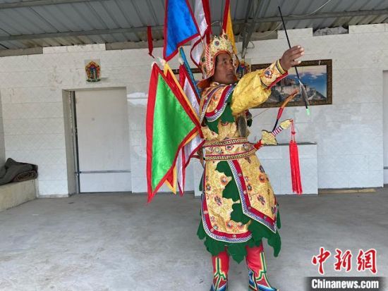 圖為完代才讓在外木村戲臺(tái)出演?！∷巫雨?攝