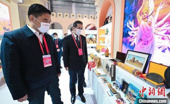 圖為甘肅省副省長孫雪濤(左)與甘肅省文化和旅游廳廳長陳衛(wèi)中(右)一同參觀“甘肅館”?！「拭C省文化和旅游廳供圖