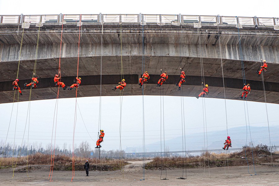硬核！甘肅天水森林消防員百米高空練技能