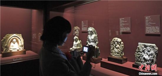 2018年8月，《平山郁夫的絲路世界——平山郁夫絲綢之路美術(shù)館文物展》在甘肅敦煌莫高窟開展。中新社記者 楊艷敏 攝