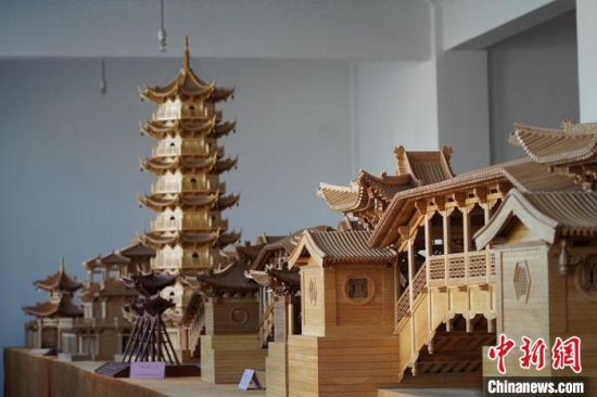 圖為古建筑模型制作技藝傳習(xí)所展廳內(nèi)的微縮古建筑作品?！【琶赖┰?　攝