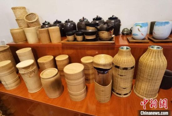 圖為展陳的一件件精致可愛的竹編農(nóng)具工藝品?！●T志軍 攝