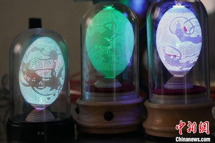 圖為以敦煌飛天為元素的蛋雕作品。　九美丹增 攝