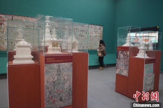 圖為觀眾欣賞數(shù)字復(fù)制壁畫。　九美旦增 攝