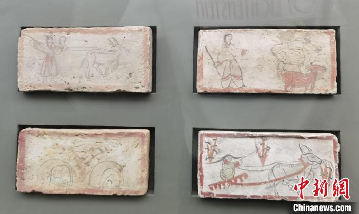 圖為嘉峪關(guān)長(zhǎng)城博物館館藏文物魏晉墓彩繪畫(huà)像磚中豐富多彩的古代農(nóng)牧業(yè)生產(chǎn)活動(dòng)。(資料圖) 丁思 攝