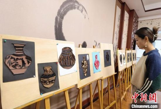 圖為學生用衍紙材料制作的彩陶紋飾。　劉玉桃 攝