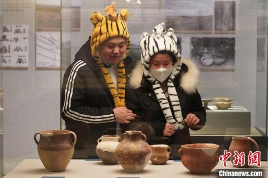 圖為市民戴虎頭帽在博物館內(nèi)參觀。九美旦增 攝