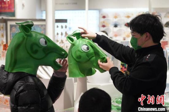 圖為“神馬來(lái)了”銅奔馬頭套?！【琶赖┰?攝