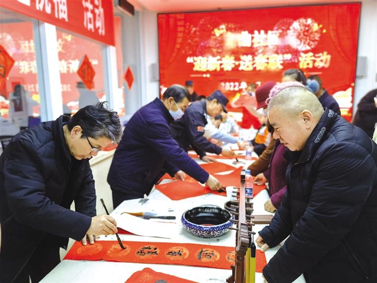 蘭州新區(qū)開展“墨香四溢送春聯(lián)·情暖文曲送祝?！被顒?>
        </a><em>蘭州新區(qū)開展“墨香四溢送春聯(lián)·情暖文曲送祝福”活動</em></li>
    <li><a  target=