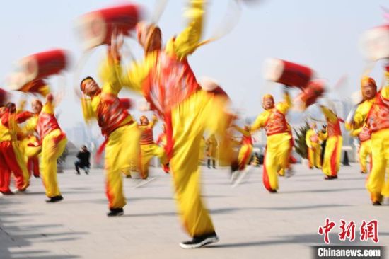 2019年2月19日，演員在黃河岸邊的蘭州水車博覽園內(nèi)進(jìn)行太平鼓表演，歡慶元宵佳節(jié)。(資料圖) 　楊艷敏 攝