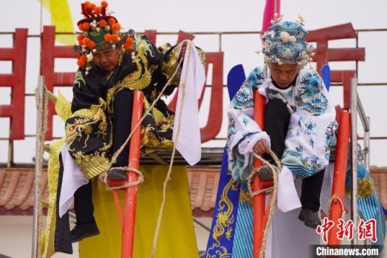 圖為“苦水高高蹺”表演者通過麻繩將腳固定在腳踏板，并在腿部纏繞六七圈。　九美旦增 攝