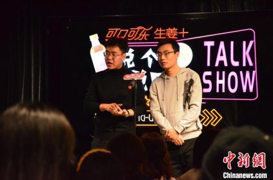 圖為脫口秀演員搭檔表演?！钅?攝