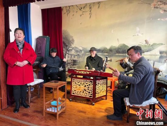 圖為蘭州鼓子表演者王常玉登臺演唱，她是這項入列國家級非物質(zhì)文化遺產(chǎn)的曲藝表演者中，為數(shù)不多的女演員。　張煜曼 攝