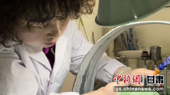 夜光杯制作學(xué)徒謝小琴坦言，雖工作枯燥，但是能夠掌握國家級非遺技藝是很自豪的。王牧雨 攝