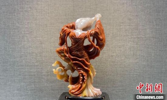 圖為翩然起舞的飛天玉雕?！「攥?攝