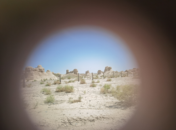 插圖2：透過河西走廊遺存的古陶片孔洞所見。攝影：陳曉斌。拍攝日期：2020年6月。