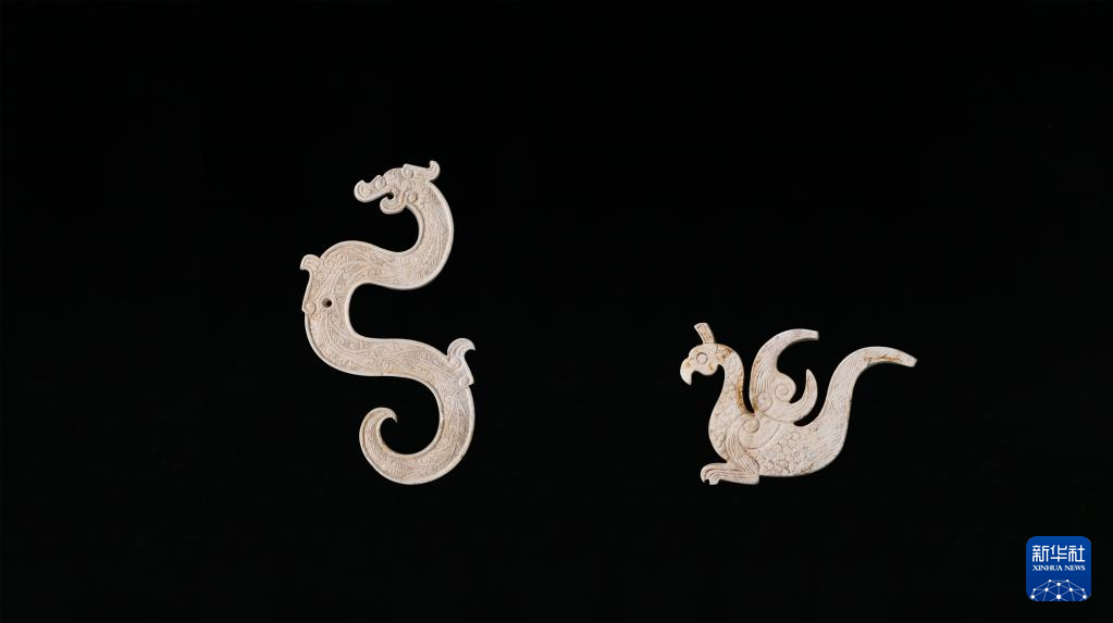 江西樟樹市國字山戰(zhàn)國墓葬出土玉龍、玉鳳（資料圖）。