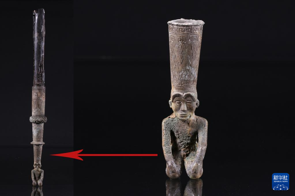 江西樟樹市國字山戰(zhàn)國墓葬出土銅跽坐人鐓（資料圖）。