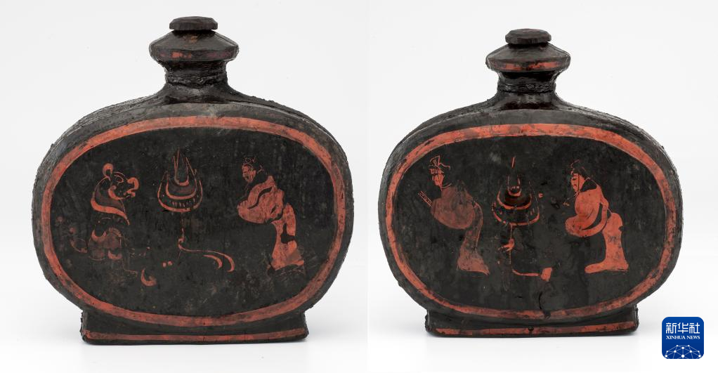 湖北云夢(mèng)縣鄭家湖戰(zhàn)國秦漢墓地出土扁壺（資料圖）。