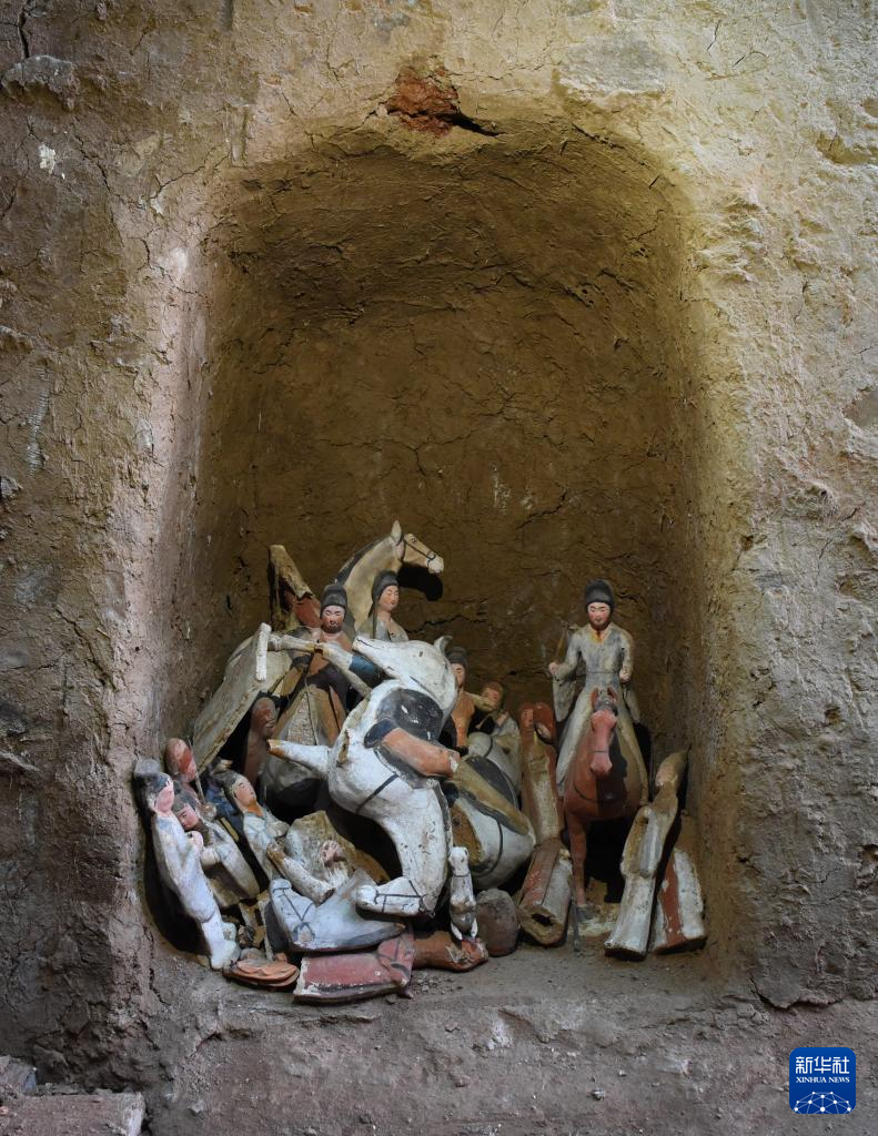 甘肅武威市唐代吐谷渾王族墓葬群慕容智墓墓道壁龕出土儀仗俑群（資料圖）。