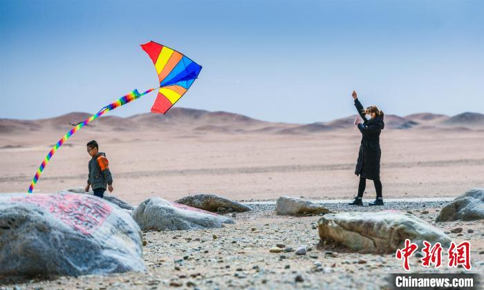 圖為市民正在陽關景區(qū)放風箏。　王斌銀 攝