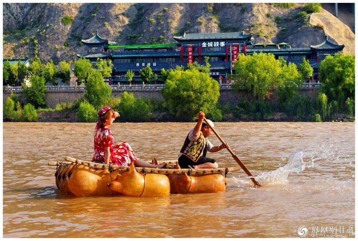 筏子客揮動著劈波斬浪的船槳，槳聲中混搭著風(fēng)聲、水聲和男女對歌的花兒聲。蘭州市文旅局供圖