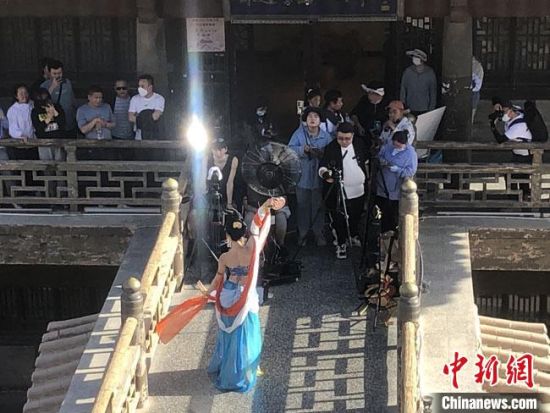 圖為5月以來，“奧大?！敝辈ガF(xiàn)場(chǎng)引游客圍觀?！《鼗褪形麄鞑抗﹫D