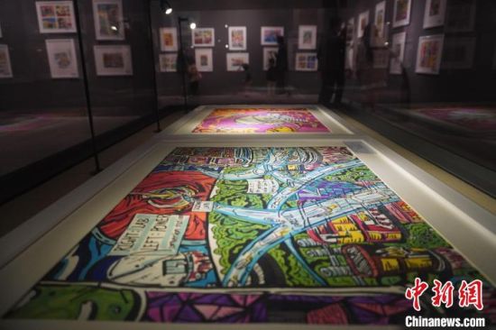 市民參觀少兒美術(shù)展覽。