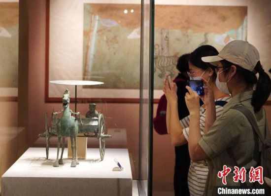 圖為參觀者參觀“大道攸歸：五涼文化展”展陳文物。　九美旦增 攝