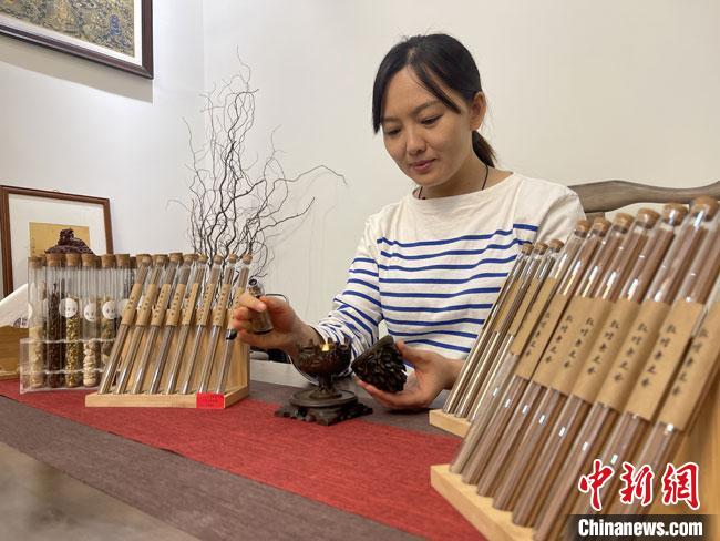 圖為魯雯展示燃香禮儀?！「攥?攝