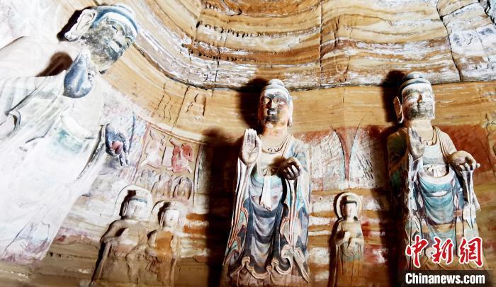 北石窟寺窟內造像因受水顯得斑駁?！“瑧c龍 攝