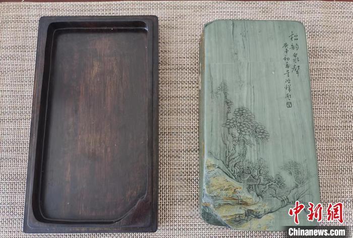 圖為甘肅甘南州洮硯藝人為提升洮硯文化內(nèi)涵，制作“一盒一拓”成品展示。(資料圖) 張婧 攝
